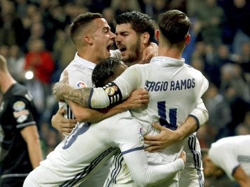 El Real Madrid celebra su victoria contra el Deportivo de la Coruña