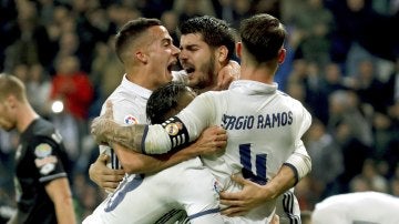 El Real Madrid celebra su victoria contra el Deportivo de la Coruña