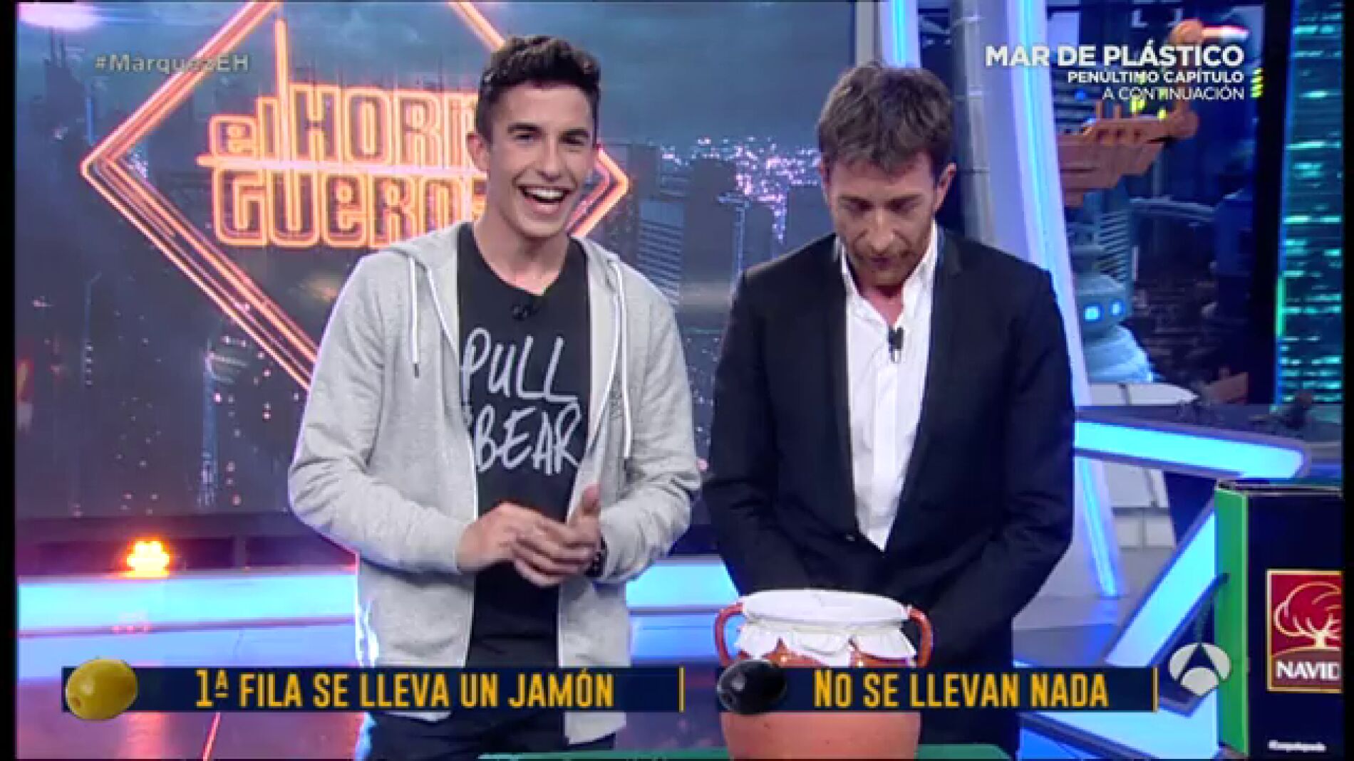 Frame 0.0 de: Todo el p&Atilde;&ordm;blico de 'El Hormiguero' se lleva un jam&Atilde;&sup3;n gracais a Marc M&Atilde;&iexcl;rquez
