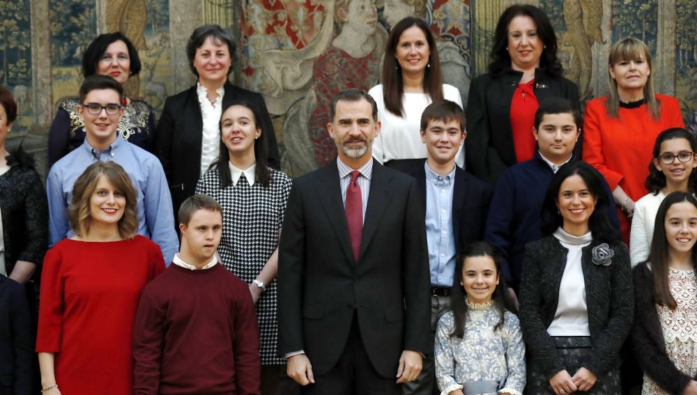 El Rey Felipe VI en el Palacio de El Pardo con los ganadores del concurso escolar '¿Qué es un Rey para ti?'