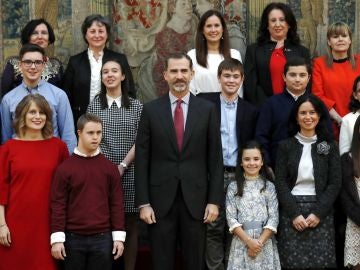 El Rey Felipe VI en el Palacio de El Pardo con los ganadores del concurso escolar '¿Qué es un Rey para ti?'