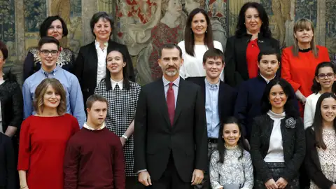 El Rey Felipe VI en el Palacio de El Pardo con los ganadores del concurso escolar '¿Qué es un Rey para ti?' El Rey Felipe VI en el Palacio de El Pardo con los ganadores del concurso escolar '¿Qué es un Rey para ti?'