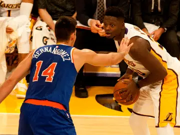 Willy Hernangómez defiende en el partido ante los Lakers Willy Hernangómez defiende en el partido ante los Lakers