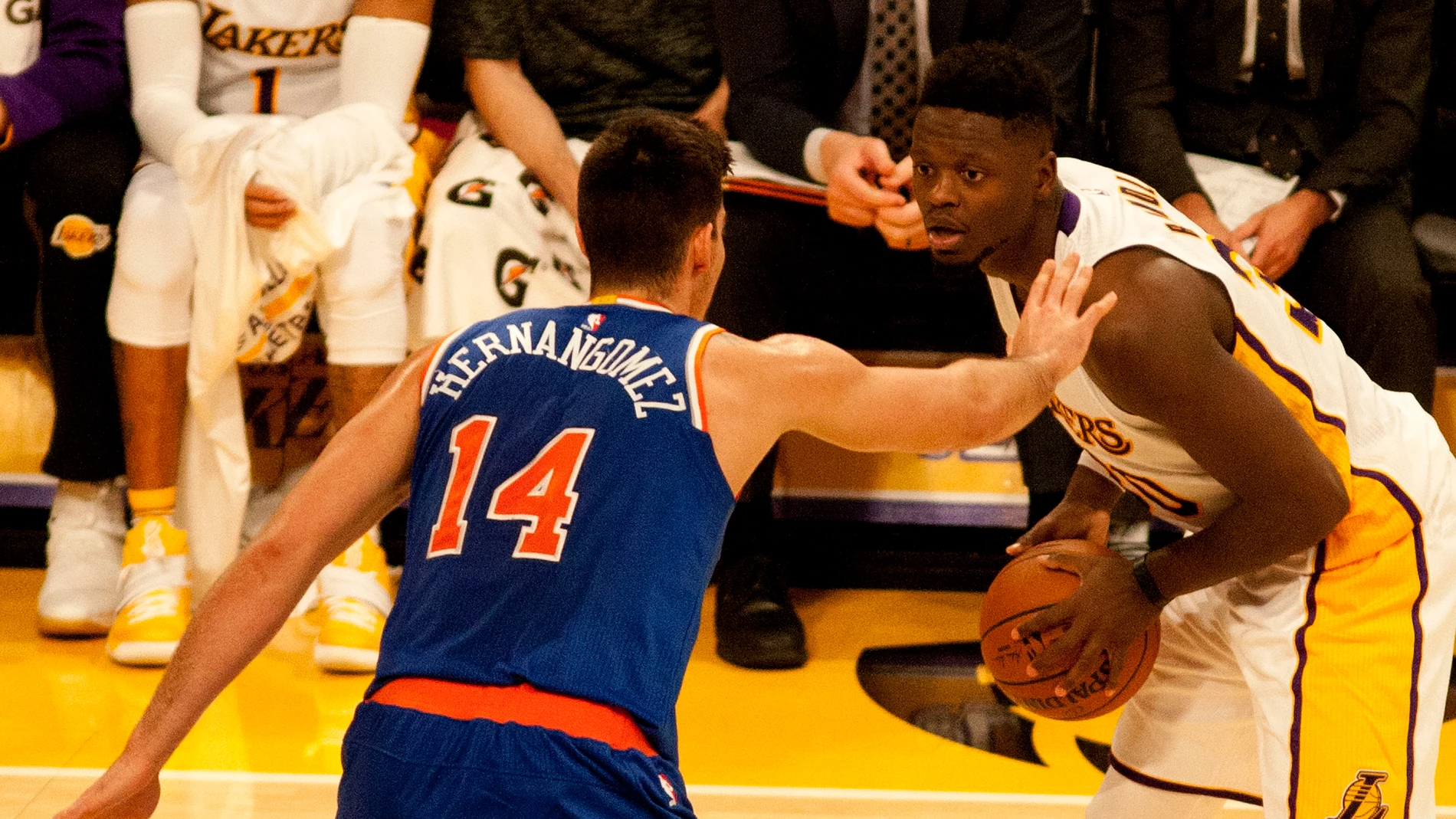 Willy Hernangómez defiende en el partido ante los Lakers Willy Hernangómez defiende en el partido ante los Lakers