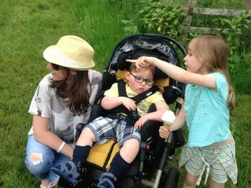 Jenny McMillan y su hijo Jenny McMillan y su hijo