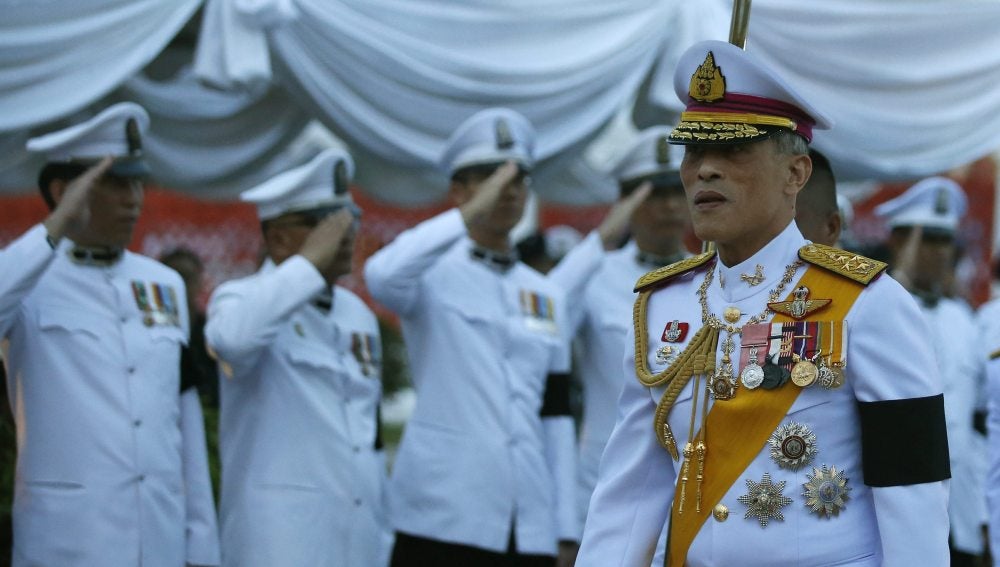 El nuevo monarca de Tailandia, Vajiralongkorn, durante una ceremonia