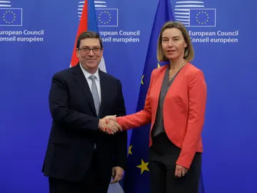 El ministro cubano de Exteriores, Bruno Rodríguez, saluda a la jefa de la diplomacia europea, Federica Mogherini El ministro cubano de Exteriores, Bruno Rodríguez, saluda a la jefa de la diplomacia europea, Federica Mogherini