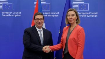 El ministro cubano de Exteriores, Bruno Rodríguez, saluda a la jefa de la diplomacia europea, Federica Mogherini
