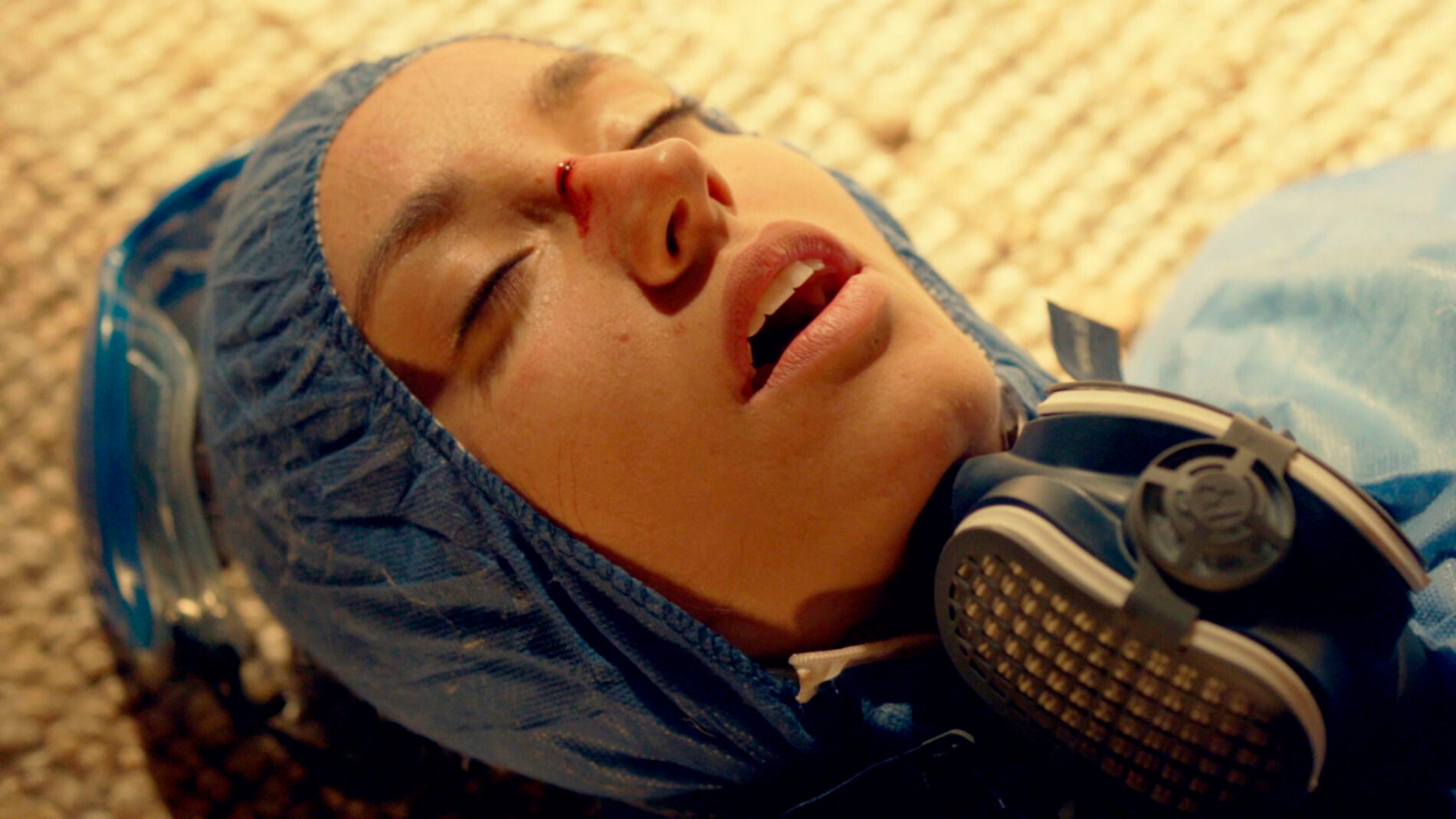 Cristina ataca a Juan Rueda vestida de fumigador