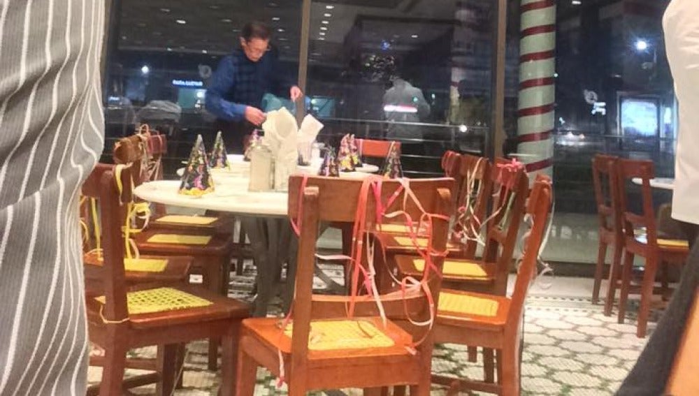 Decora la mesa y las sillas para celebrar su cumpleaños