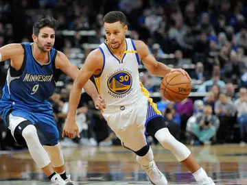 Stephen Curry corre con el balón mientras es defendido por Ricky Rubio Stephen Curry corre con el balón mientras es defendido por Ricky Rubio