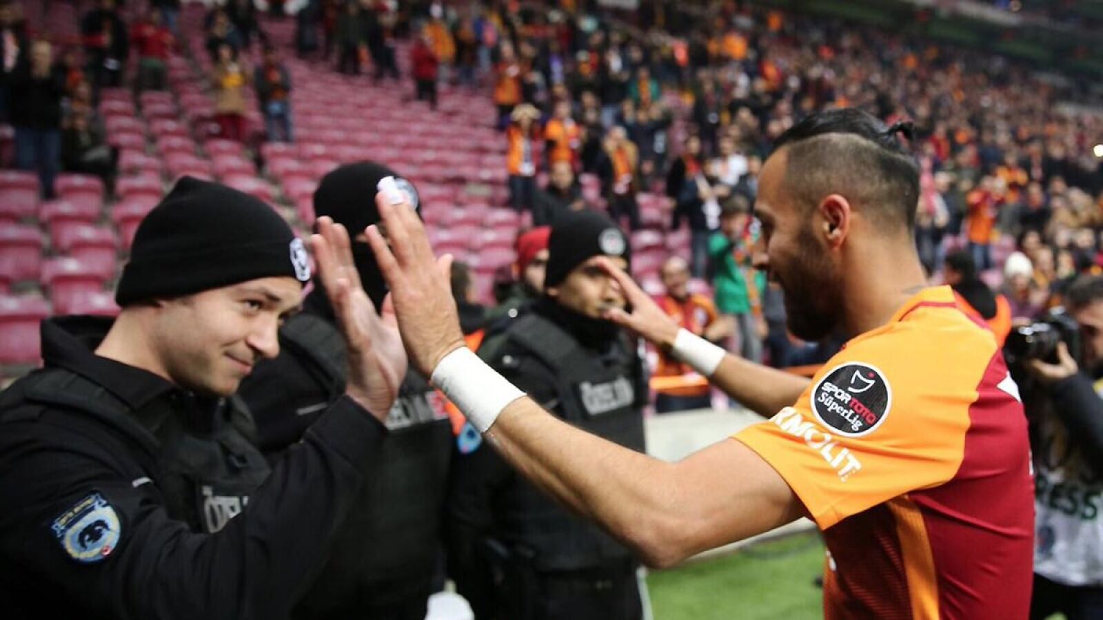 La emotiva dedicatoria de un jugador del Galatasaray al cuerpo policial turco tras el atentado