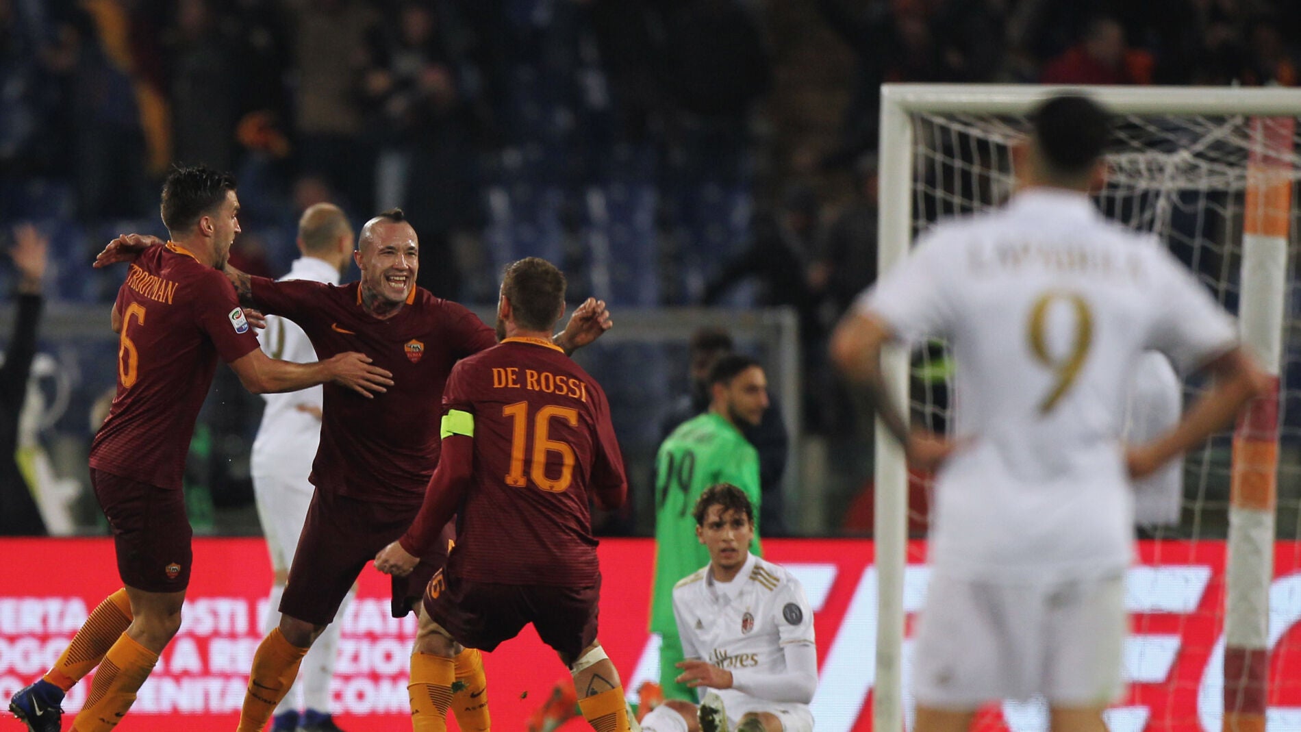 Radja Nainggolan celebra su gol ante el Milan