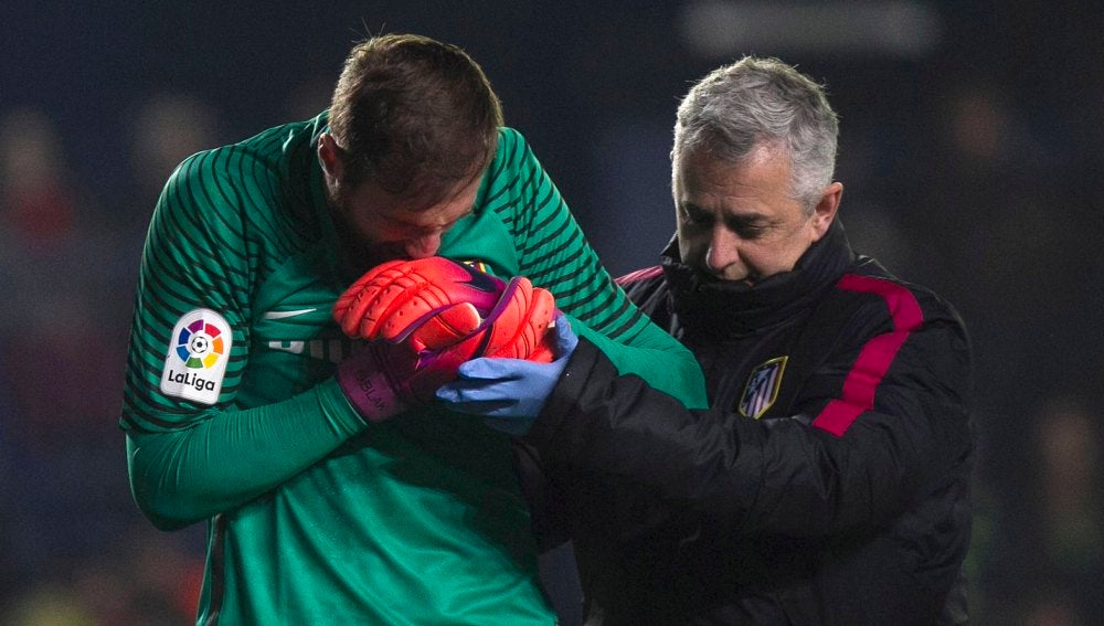 Oblak se retira lesionado del Madrigal