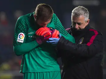 Oblak se retira lesionado del Madrigal Oblak se retira lesionado del Madrigal