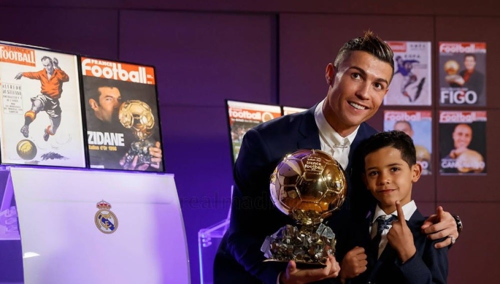 Cristiano Ronaldo posa con su cuarto Balón de Oro