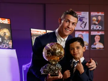 Cristiano Ronaldo posa con su cuarto Balón de Oro Cristiano Ronaldo posa con su cuarto Balón de Oro