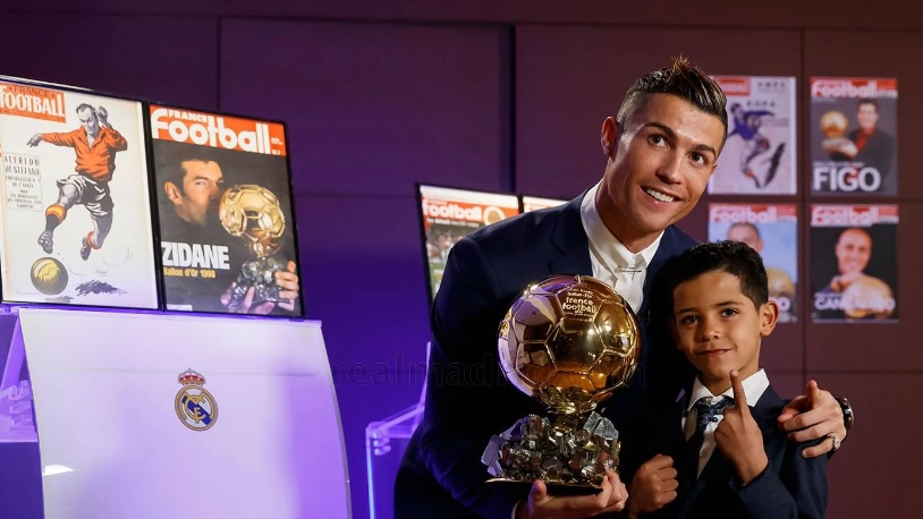 Cristiano Ronaldo posa con su cuarto Balón de Oro Cristiano Ronaldo posa con su cuarto Balón de Oro
