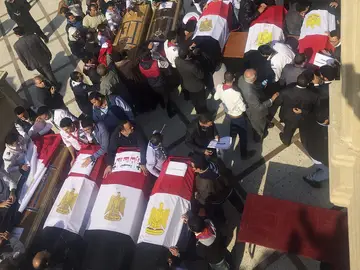 Miembros 'scouts' coptos llevan los ataúdes de las víctimas del atentado Miembros 'scouts' coptos llevan los ataúdes de las víctimas del atentado