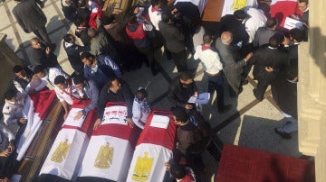 Miembros 'scouts' coptos llevan los ataúdes de las víctimas del atentado