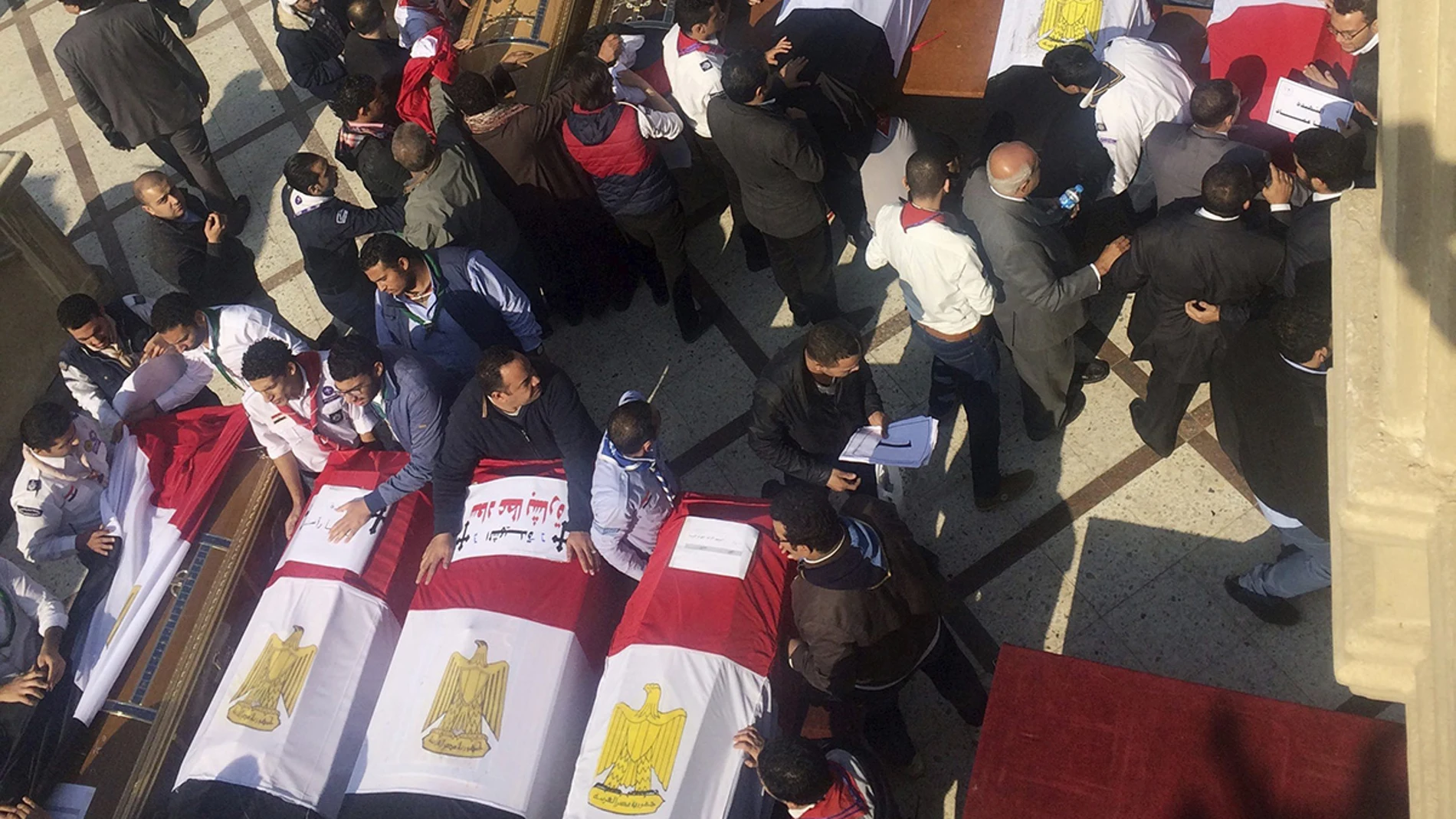 Miembros 'scouts' coptos llevan los ataúdes de las víctimas del atentado Miembros 'scouts' coptos llevan los ataúdes de las víctimas del atentado