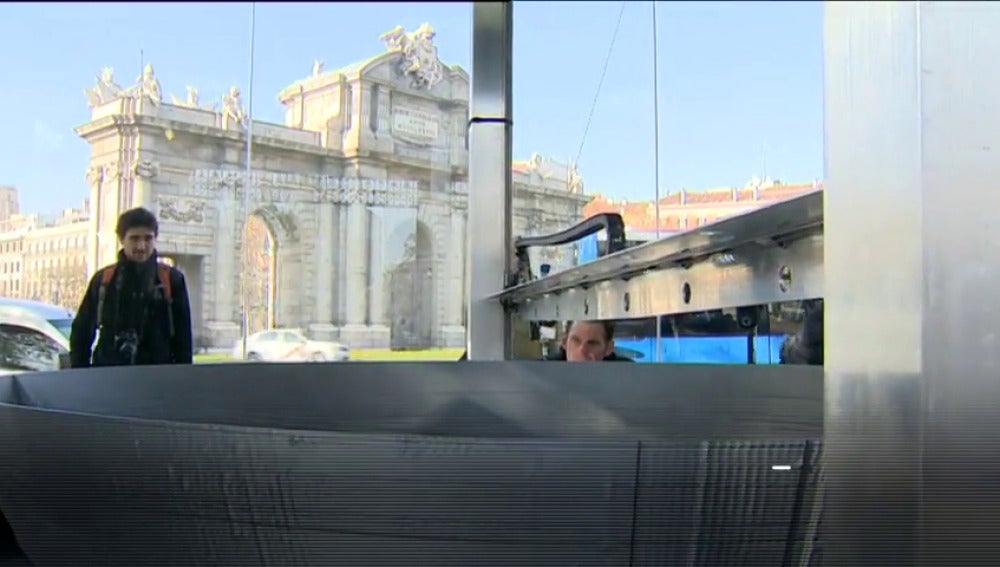 Frame 33.679758 de: La mayor impresora 3D del mundo imprime una réplica de "La Estrella de la Muerte" en la Puerta de Alcalá