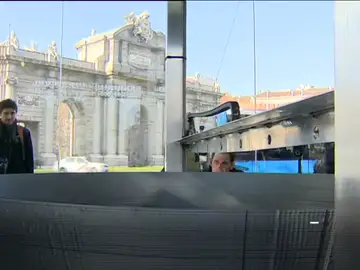 Frame 33.679758 de: La mayor impresora 3D del mundo imprime una réplica de "La Estrella de la Muerte" en la Puerta de Alcalá Frame 33.679758 de: La mayor impresora 3D del mundo imprime una réplica de "La Estrella de la Muerte" en la Puerta de Alcalá