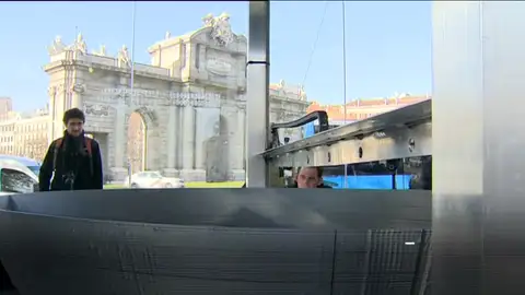 Frame 33.679758 de: La mayor impresora 3D del mundo imprime una réplica de "La Estrella de la Muerte" en la Puerta de Alcalá Frame 33.679758 de: La mayor impresora 3D del mundo imprime una réplica de "La Estrella de la Muerte" en la Puerta de Alcalá