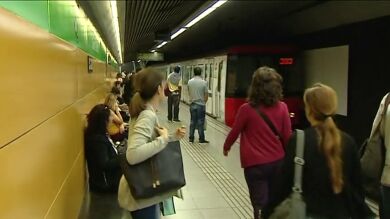 Barcelona ofrecerá trasporte público gratis durante tres años si se entrega un coche antiguo 