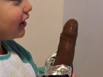 La imagen del niño comiendo la chocolatina