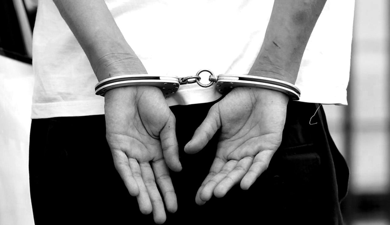 Imagen de archivo de una persona esposada