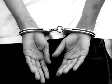 Imagen de archivo de una persona esposada