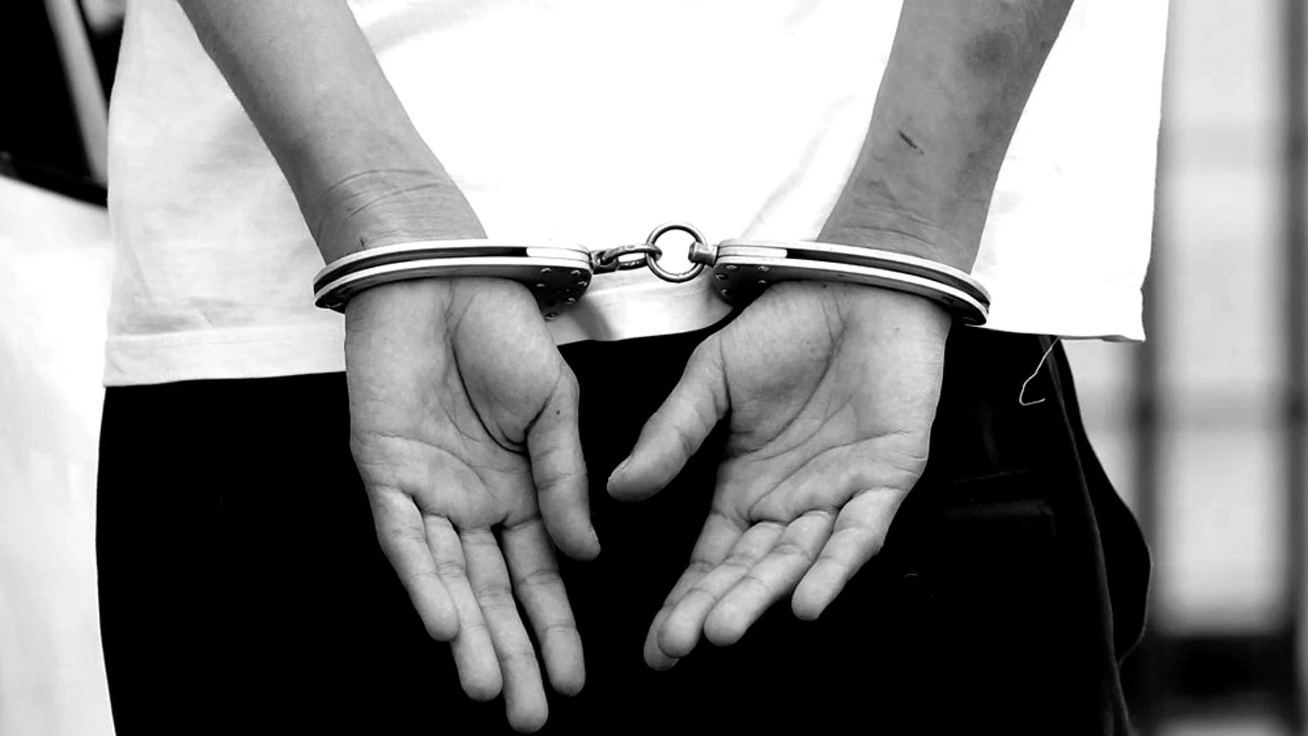 Imagen de archivo de una persona esposada Imagen de archivo de una persona esposada