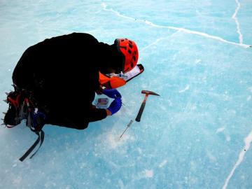 Un científico tomando muestras del hielo antártico