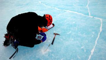 Un científico tomando muestras del hielo antártico