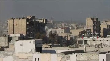 Frame 8.251201 de: El ejército sirio y sus aliados controlan el 90% de la mitad oriental de Alepo tras tomar los barrios de Al Sheij Said y Al Salhín