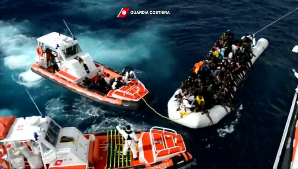 Frame 8.515151 de: Recuperan seis cadáveres y rescatan a 1.164 personas en el mar