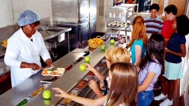 Un ciudadano anónimo paga las facturas atrasadas de 44 niños en un comedor escolar