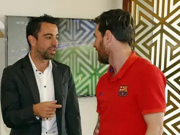 Xavi habla con Messi en la visita al Barça Xavi habla con Messi en la visita al Barça
