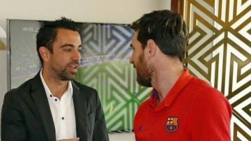 Xavi habla con Messi en la visita al Barça