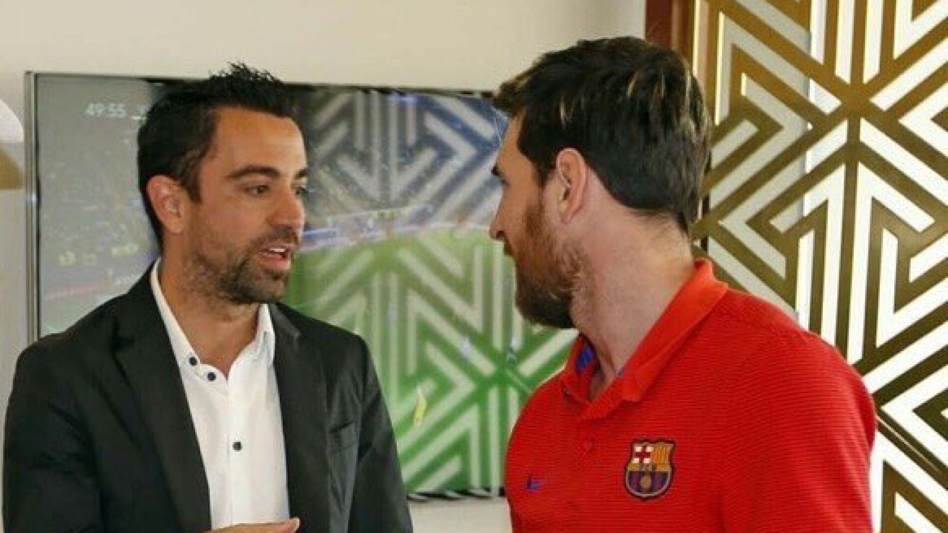 Xavi habla con Messi en la visita al Bar&ccedil;a