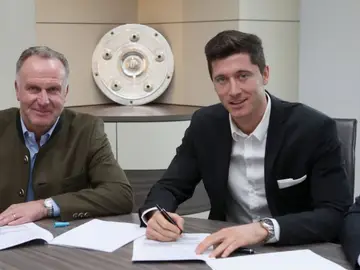 Lewandowski firma la prolongación de su contrato con el Bayern Lewandowski firma la prolongación de su contrato con el Bayern