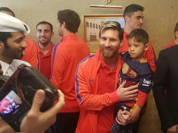 Leo Messi se saca una fotografía junto a Murtaza Leo Messi se saca una fotografía junto a Murtaza