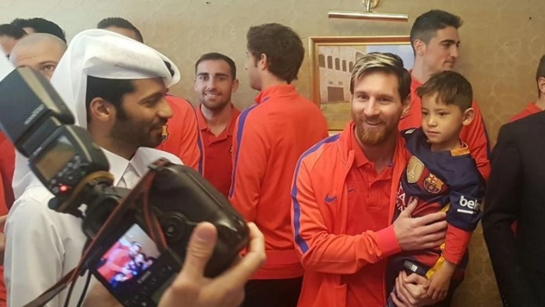 Leo Messi se saca una fotografía junto a Murtaza Leo Messi se saca una fotografía junto a Murtaza