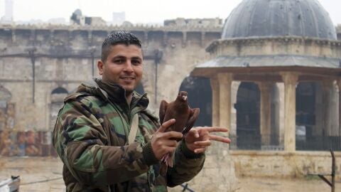 Un soldado sirio hace el s&iacute;mbolo de la victoria junto a la mezquita de Umayyad al este de Alepo