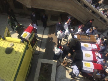 Ataúdes de las víctimas del atentado en El Cairo