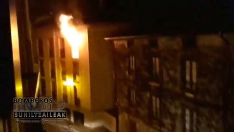 Frame 6.921882 de: Dos heridos en un incendio provocado por una manta el&eacute;ctrica en O&ntilde;ati