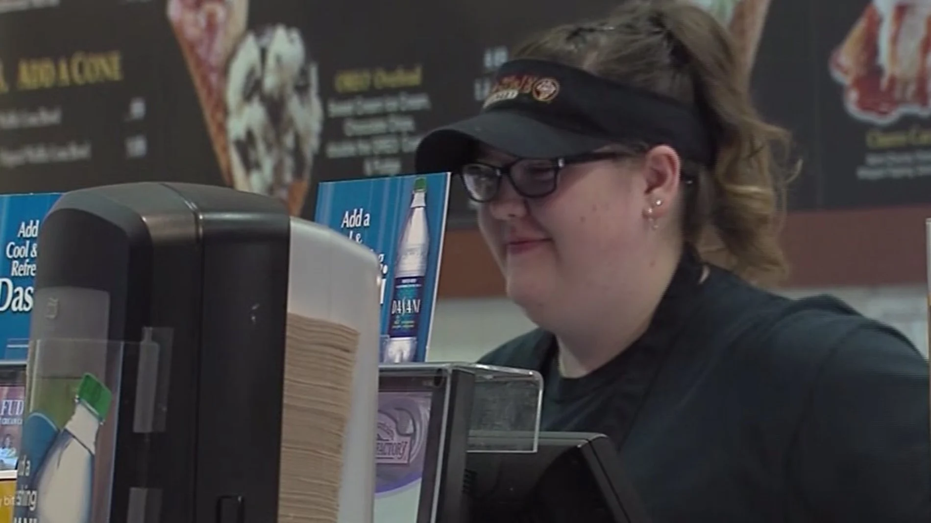 Justine Elwood, empleada de la heladería Justine Elwood, empleada de la heladería