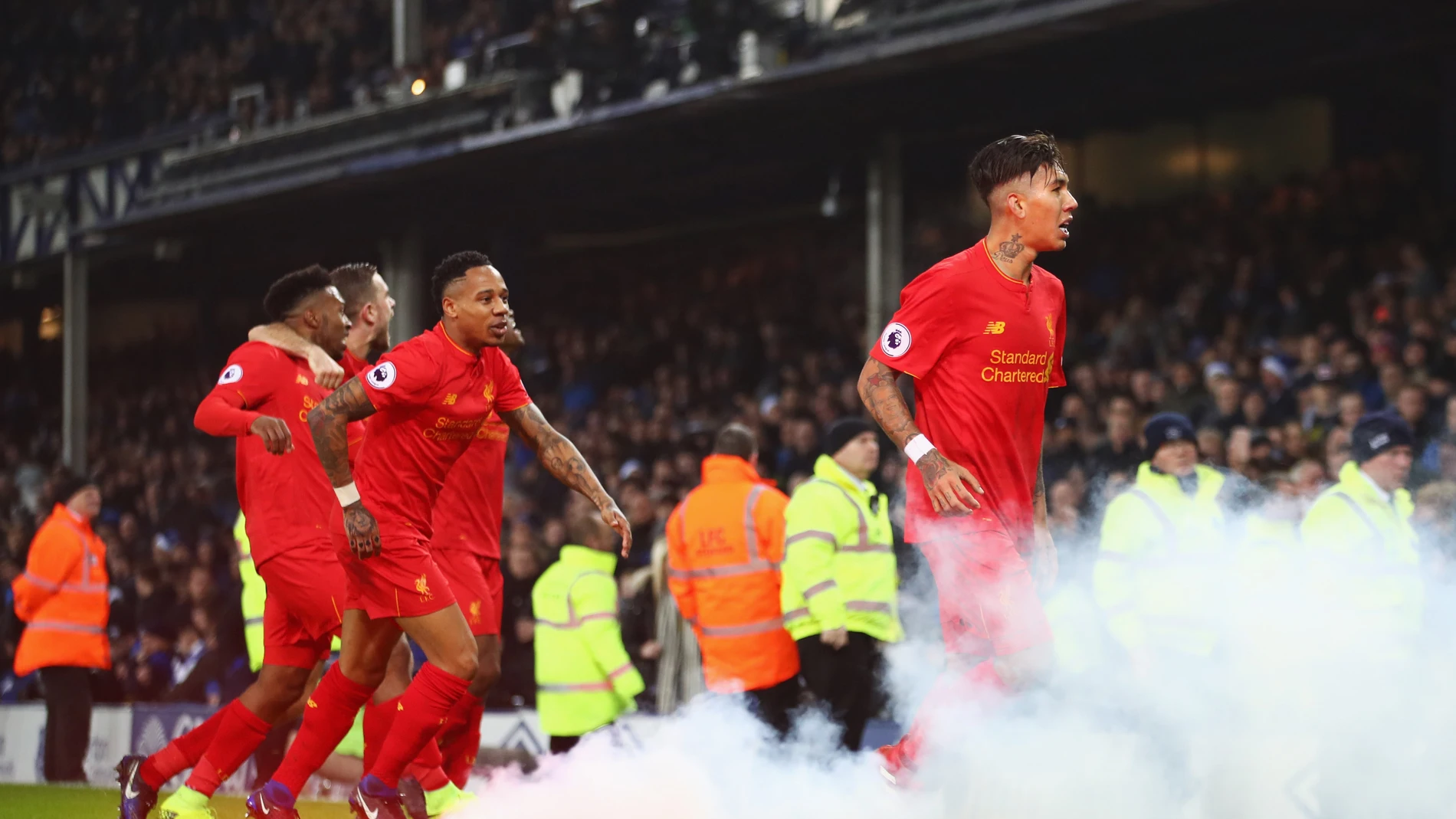 Los jugadores del Liverpool celebran el gol de Mané ante el Everton Los jugadores del Liverpool celebran el gol de Mané ante el Everton