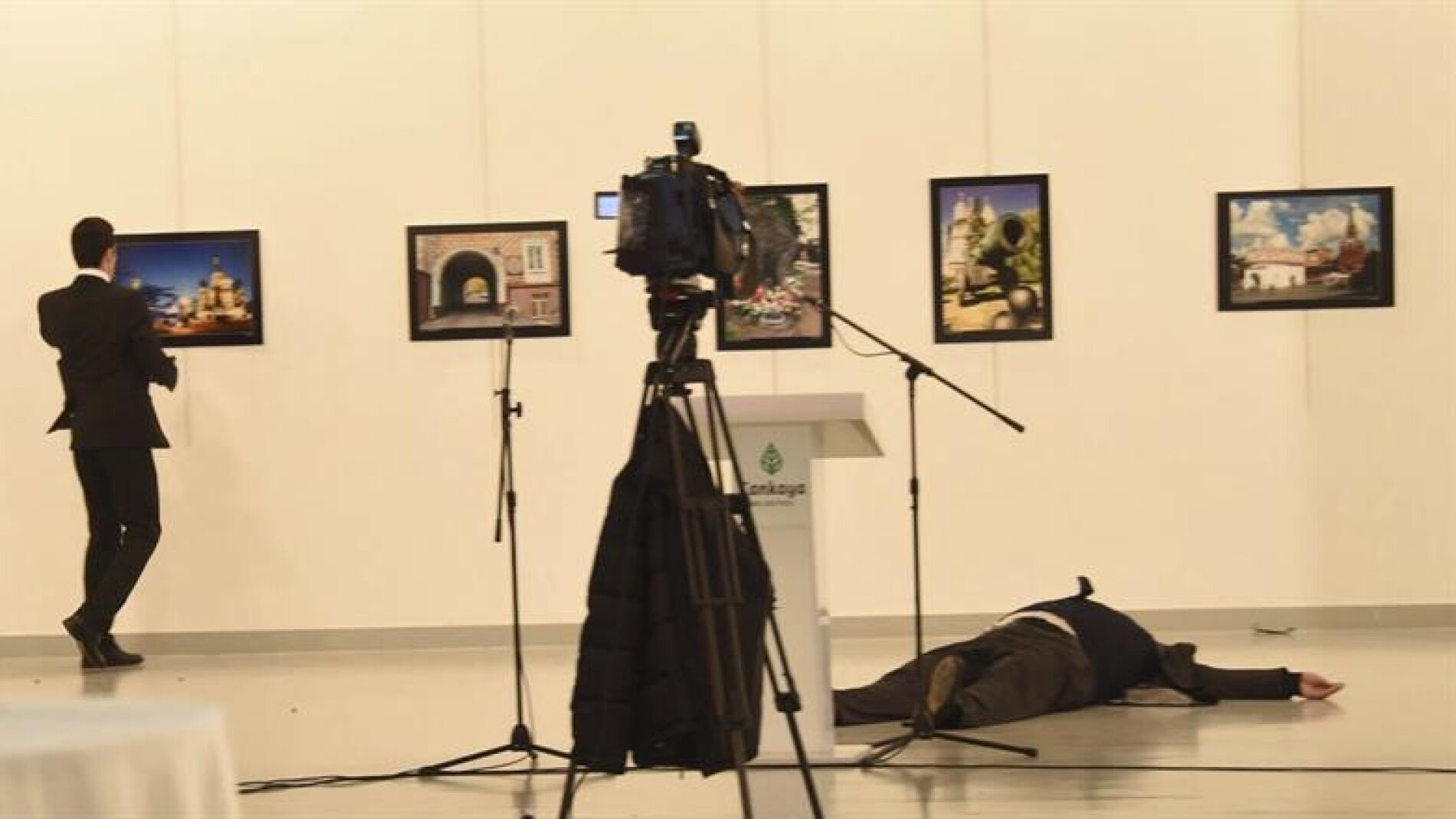El atacante junto al cuerpo sin vida del embajador ruso en Turqu&iacute;a